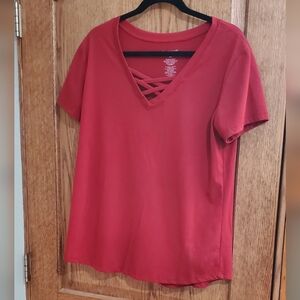 Criss cross pattern v neck short sleeve shirt